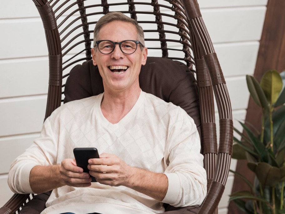 Anziani con smartphone